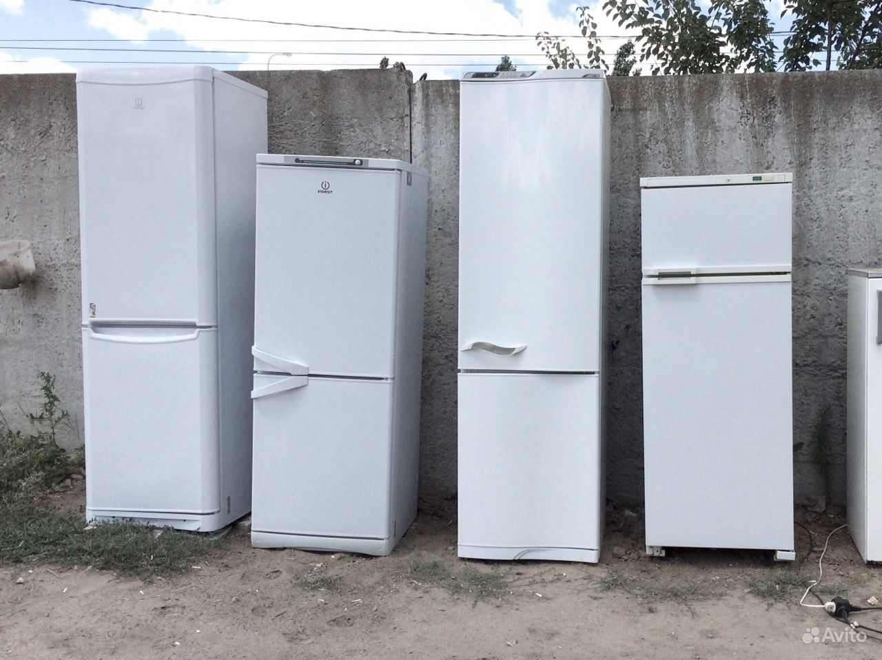 Куплю холодильники б у новосибирск. Холодильник б/у. Бэушные холодильники. Холодильники бытовые на Юле. Бэушный холодильник маленький.
