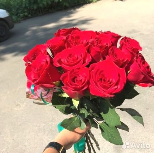 13 красных роз с доставкой за час + 2 подарка купить на Зозу.ру - фотография № 1