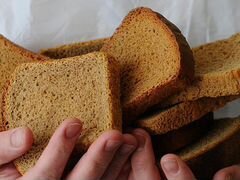 Корм (сухой хлеб)