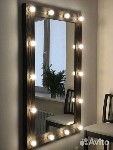 Гримерное зеркало с лампами