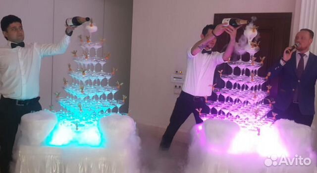 Пирамида из бокалов шампанского