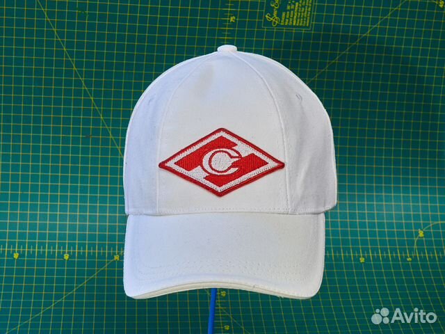 Бейсболка белая с вышивкой логотипа Бейсболка белая с вышивкой логотипа