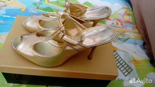 Босоножки золотые