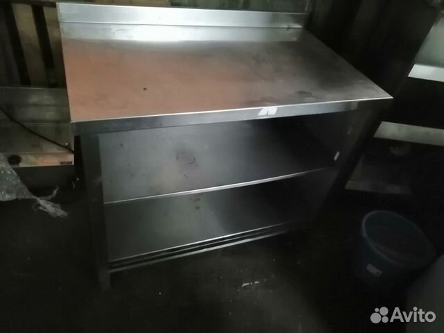 Столы из нержавейки нижней полкой и решеткой Столы из нержавейки нижней полкой и решеткой