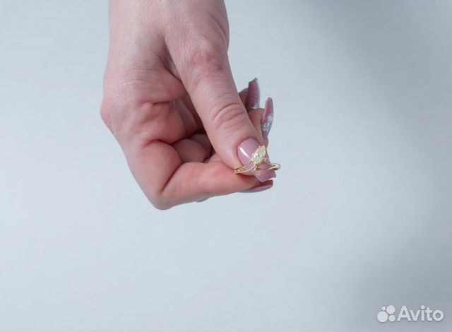 Золотое кольцо с бриллиантом