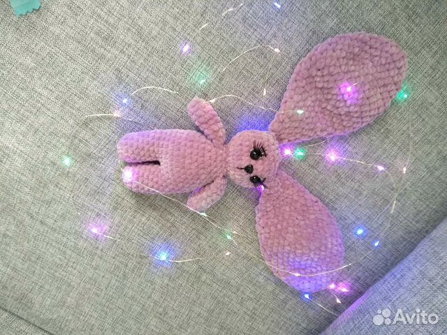 Вязаный плюшевый зайка
