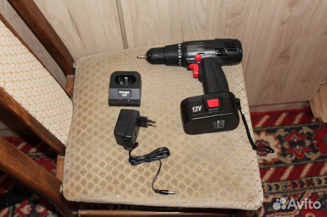 Шуруповерт черного цвета 12 вольт новый Шуруповерт черного цвета 12 вольт новый
