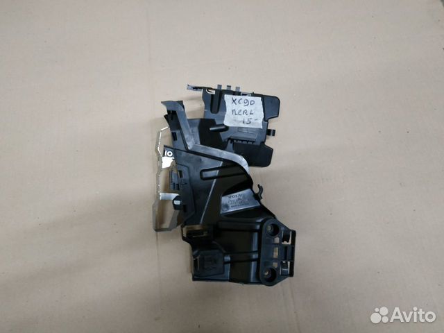 Вольво XC90 2015- кронштейн замка двери Вольво XC90 2015- кронштейн замка двери