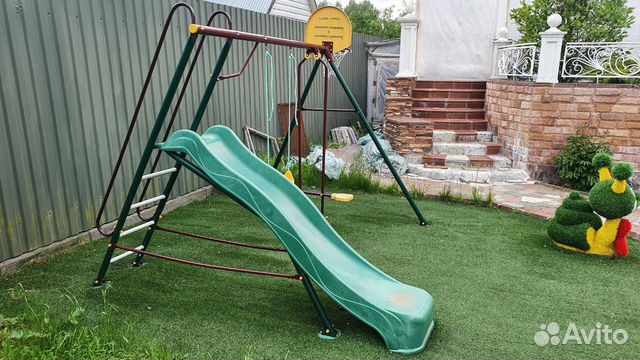 Детская игровая площадка с горкой и качелями