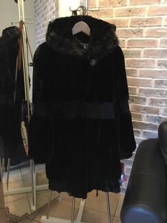 Шубка из натурального меха с капюшоном