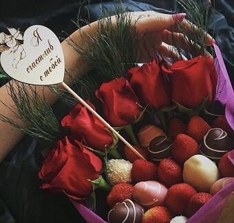 Подарок из ягод и цветов