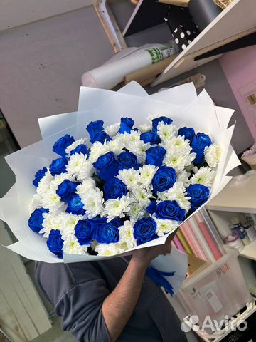 Букет из синих роз и хризантема