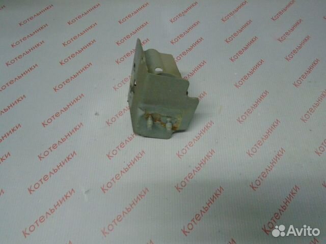 Nissan 62210-AU000 Кронштейн правый