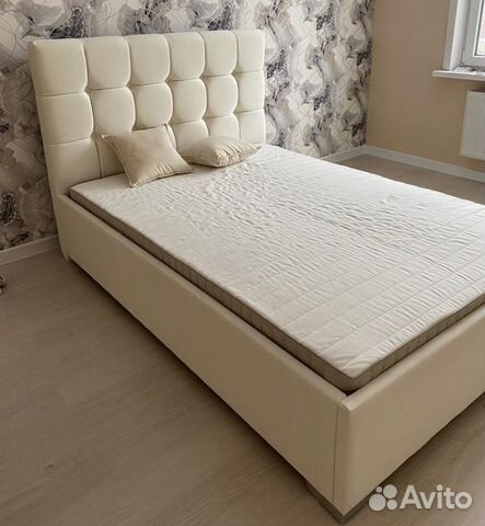 Кровать интерьерная белая