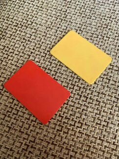 Жёлтая и красная карточка футбольного арбитра