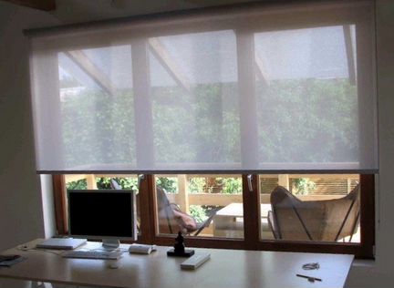 Ролета бежевая на оконный блок