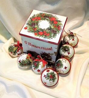 Короб с елочными игрушками 