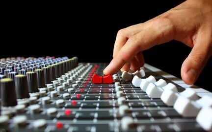 Поющий (+саксофон) диджей, звукооператор