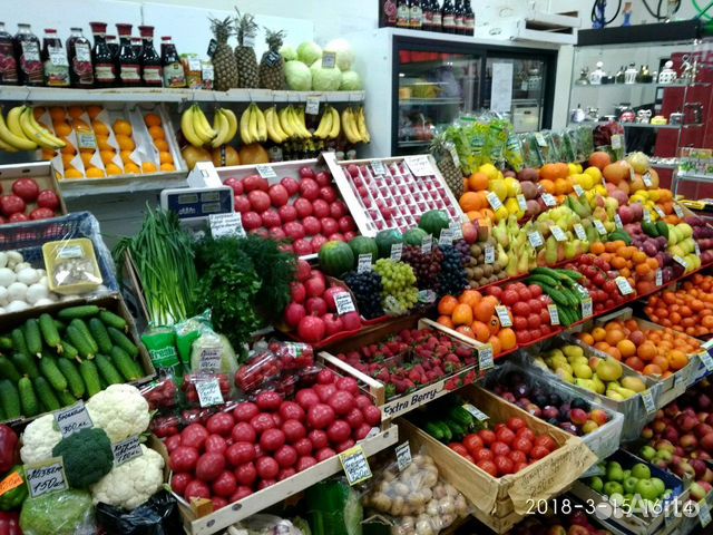 Продавцы овощей и фруктов