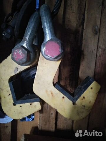 Грузо-захватывающее приспособление