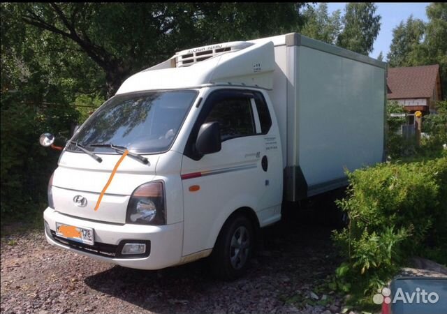 Водитель на своем рефрижераторе 1.5т