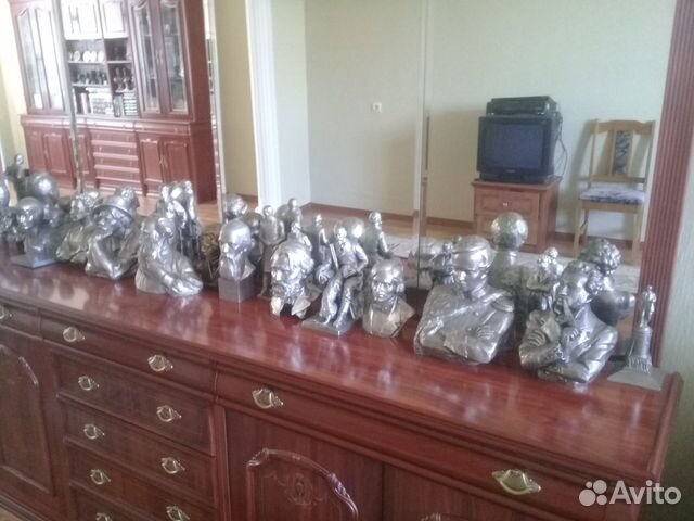 Коллекция бюстов и плакеток русских писателей