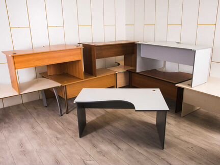 Угловой письменный стол в офис