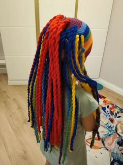 Шапка с волосами вязаная