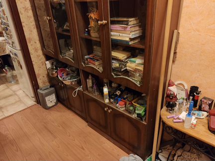 Два деревянных шкафа