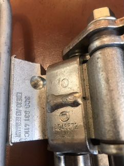 Петля для двери передней левой нижняя Passat B6