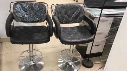 Педикюрное кресло и барные стулья