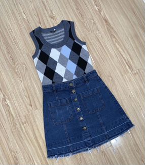 Юбка джинсовая, трикотажная жилетка, ремень кожанн