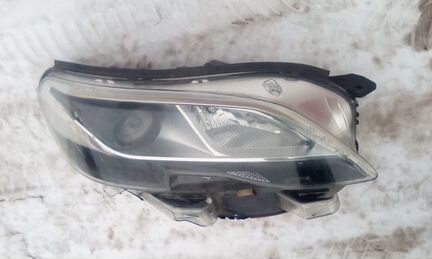 Peugeot Traveller правая фара под ксенон