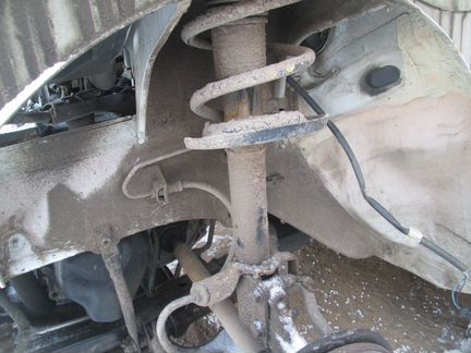 Передние амортизаторы на Renault Sandero 2,2014 г