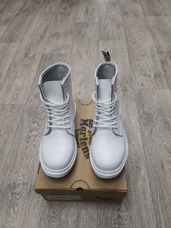 Ботинки dr. Martens белые без меха женские
