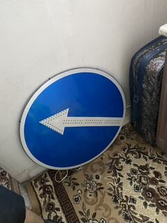 Дорожный знак стрелка со светодиодными лампочками