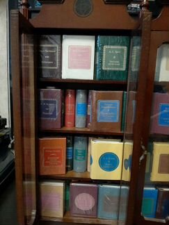 Шкаф с мини книгами 97 шт