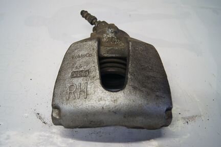 Суппорт передний правый на мазда 3 вк вл