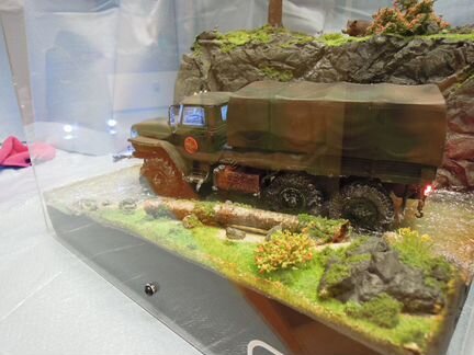 Лесная диорама с уралом 1/35