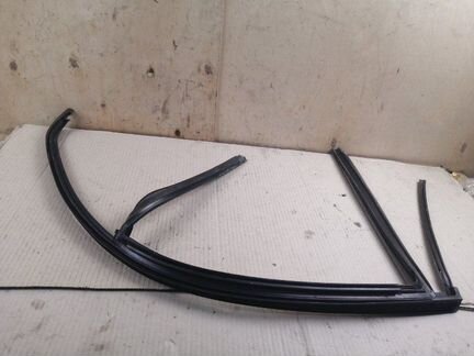 Уплотнитель стекла задний правый Mercedes-Benz