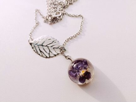 Колье с цветком лесной фиалки в эпоксидной смоле