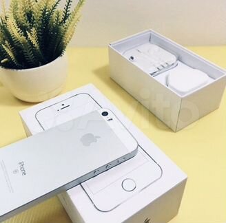 iPhone SE (64gb), silver. На гарантии