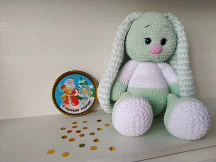 Вязаный плюшевый зайка