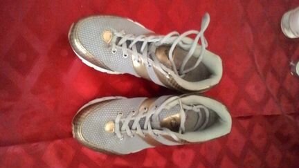 Женские кроссовки