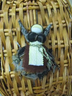 Куколка - брошь 