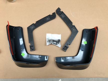 Комплект передних брызговиков Траверс / Traverse