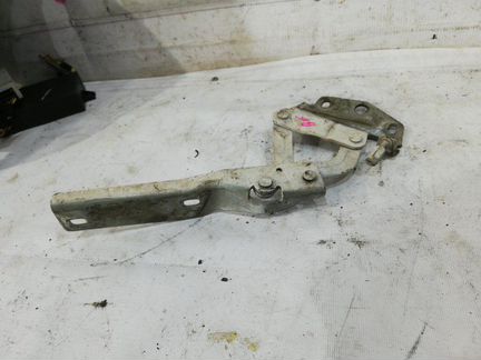 Петля капота передняя правая Volkswagen Passat B6