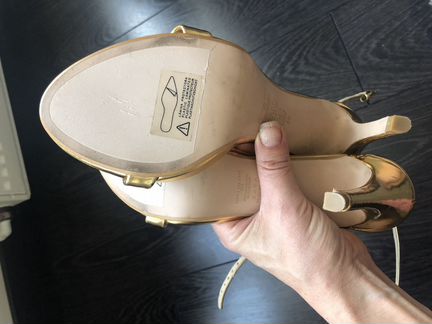 Босоножки золотые