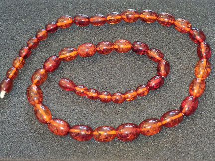 Бусы и брошь из янтаря