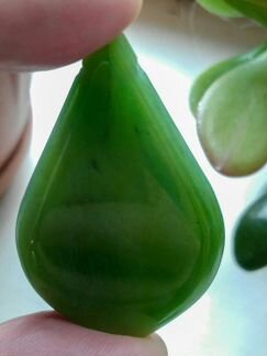 Кулоны белый и зелёный коллекционный нефрит